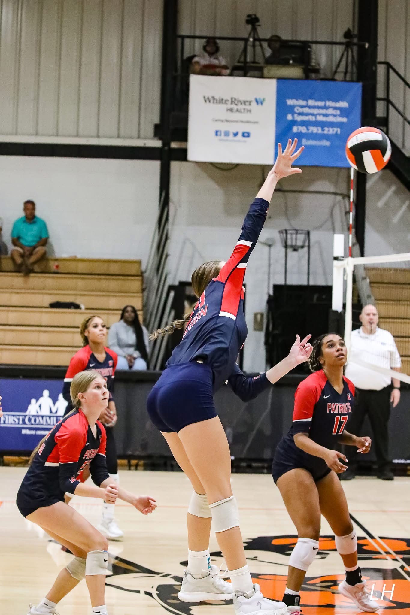 Marlee Williams attacking above the net